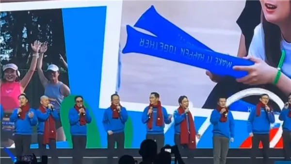 马化腾携高管在腾讯年会上唱歌 戴着印有企鹅标识的红围脖1月26日，有网友发布了一则腾讯年会上，创始人马化腾携腾讯总办演唱歌曲《气势如虹》的视频
